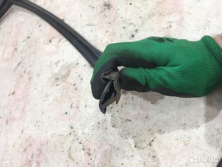 Уплотнительная резинка стекла передняя правая