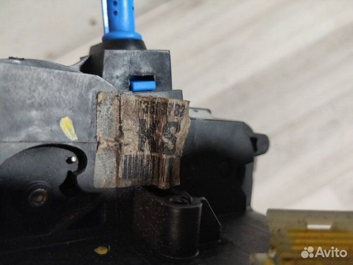 Замок двери передний правый Opel Astra J 2010