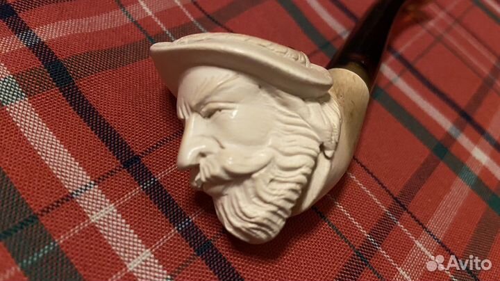 Статуэтка в виде трубки