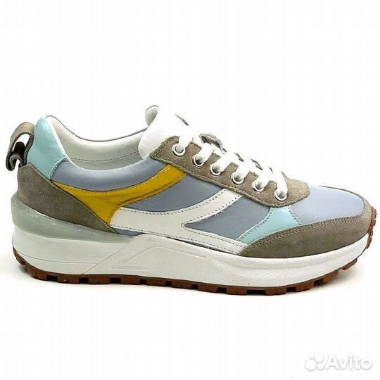 Кроссовки женские