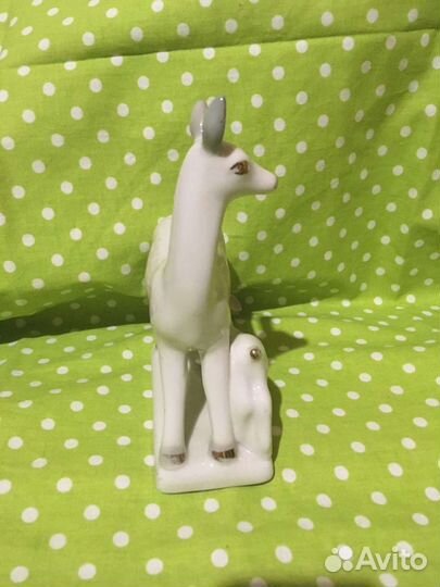 Лань с детенышем или олениха с олененком