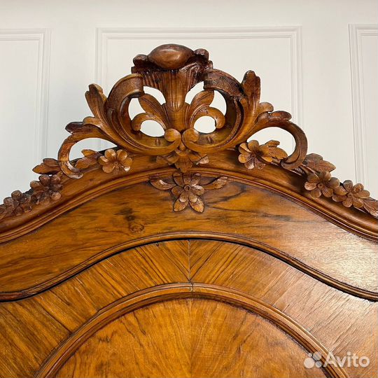 Антикварный платяной шкаф