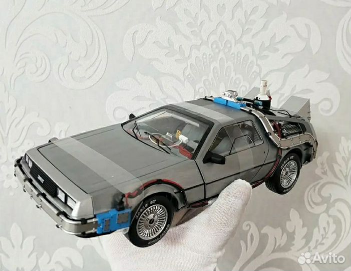 Модель автомобиля Delorean Hot Wheels 1:18