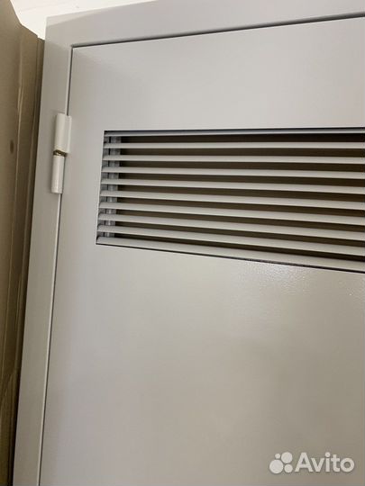 Дверь металлическая с вентиляционной решеткой