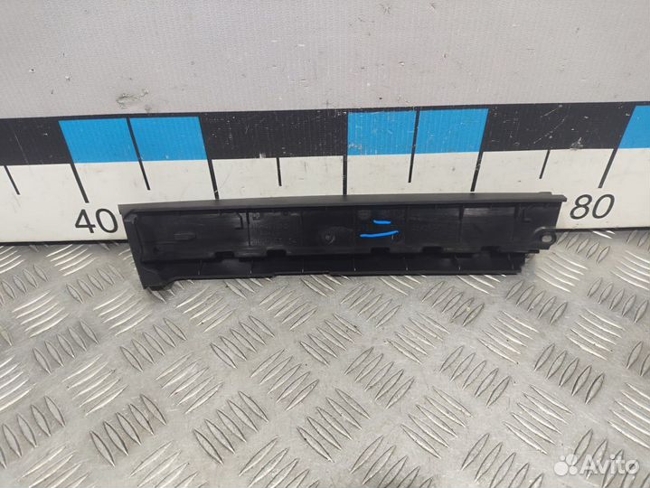 Б/У Адаптер шторки солнцезащитной задней ле#002