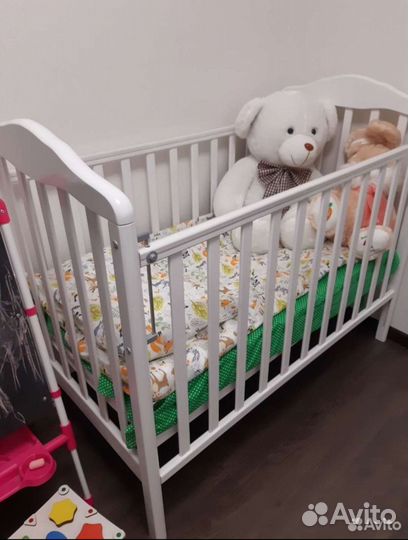 Детская кроватка с маятником