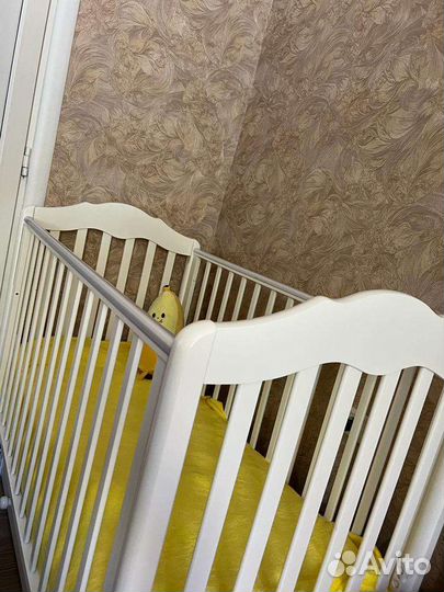 Детская кроватка с продольным маятником