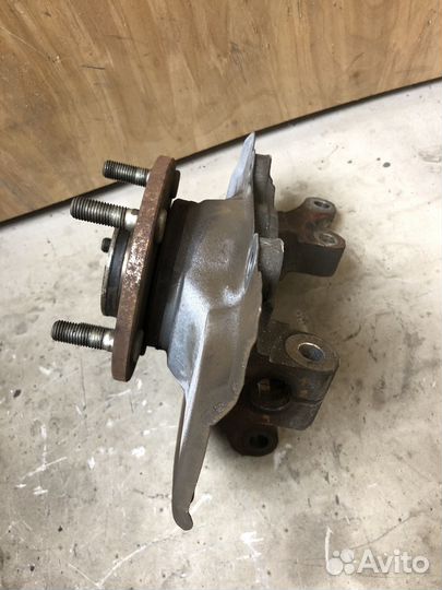 Правый поворотный кулак со ступицей лансер 10 асх