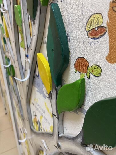 Резная вешалка из дерева