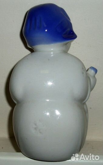 Фарфоровая статуэтка Снеговик-вратарь