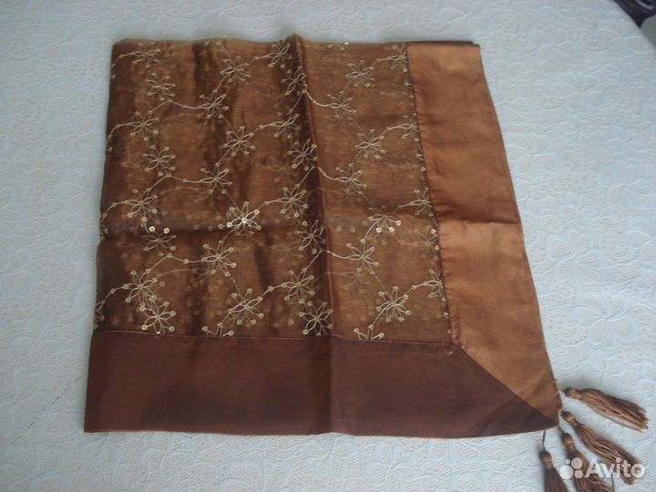 Скатерть из органзы с золотыми паетками