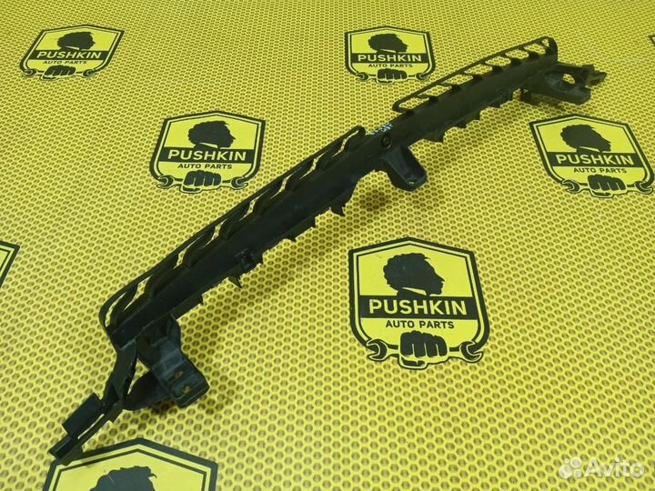 Кронштейн бампера центральный передний Volkswagen