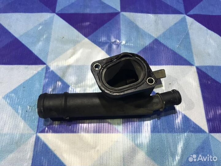 Фланец системы охлаждения Фольксваген Пассат Б6