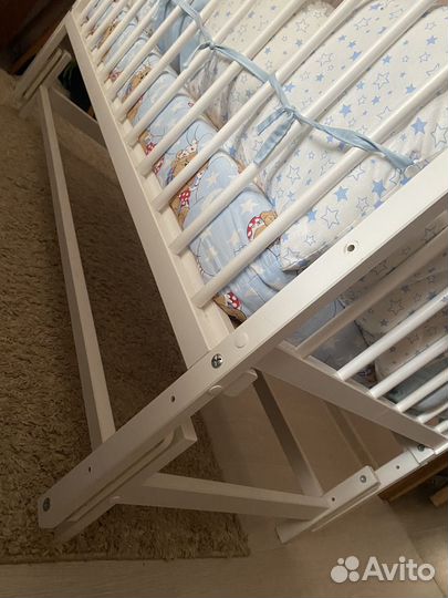 Кроваткая для новорожденных с маятником