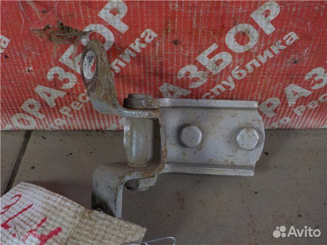 Петля двери нижняя задняя левая Toyota Corolla