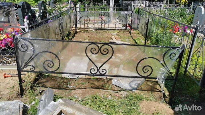 Ограды на кладбище
