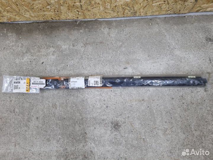 Уплотнитель стекла двери задний левый Toyota Land