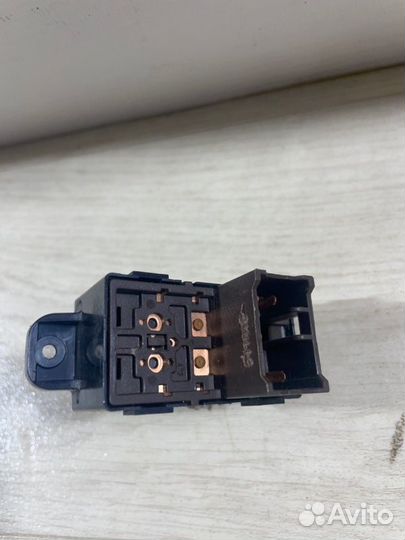 Кнопка стеклоподъемника передняя правая Kia Rio 3