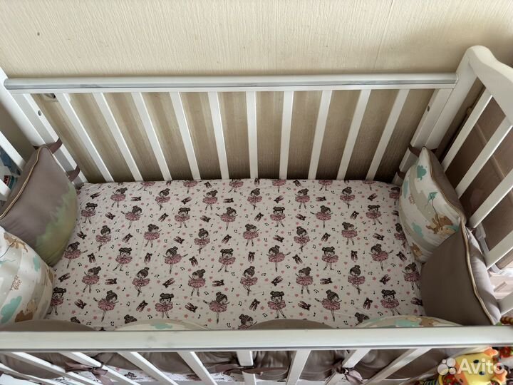Детская кроватка с маятником