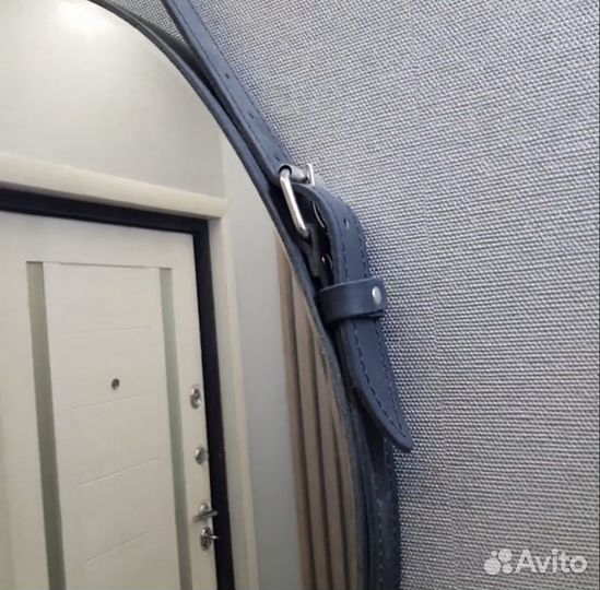 Круглое зеркало на ремне