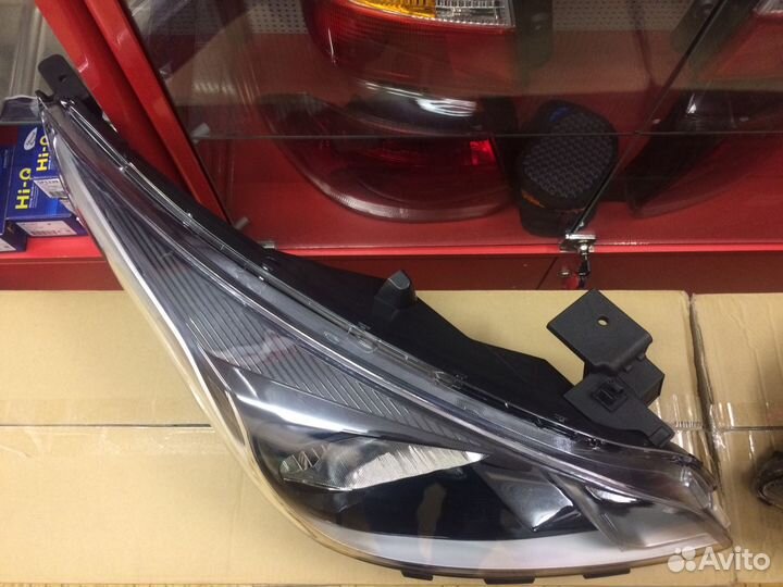 Фара передняя правая Kia Rio 4