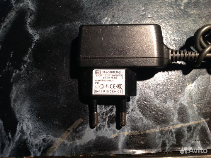 Куча зарядок для сотовых телефонов