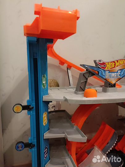 Hot wheels невообразимый гараж с акулой