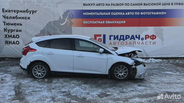 Отражатель в бампер задний левый Ford Focus 3 1763040