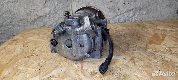 Компрессор кондиционера Nissan Serena C24