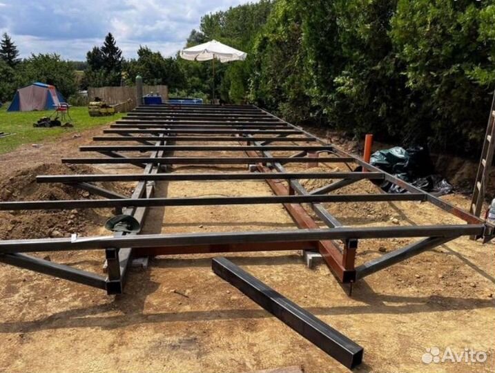 Терраса металл на свайном поле