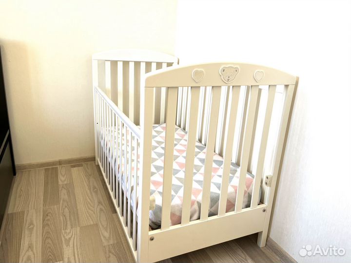 Детская кровать и пеленальный комод