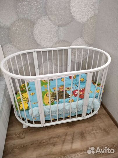 Детская кроватка с маятником