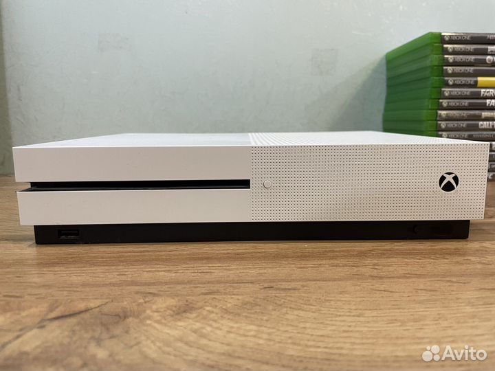 Xbox one s 2 геймпада 1tb + игры
