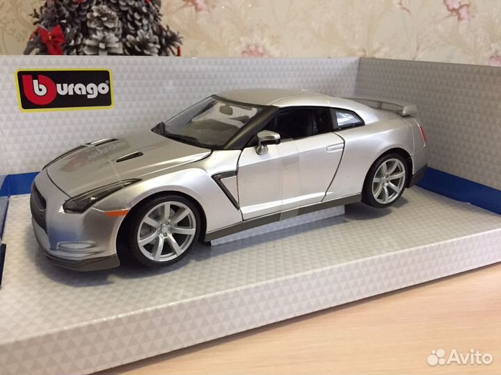 Модель автомобиля 1:18