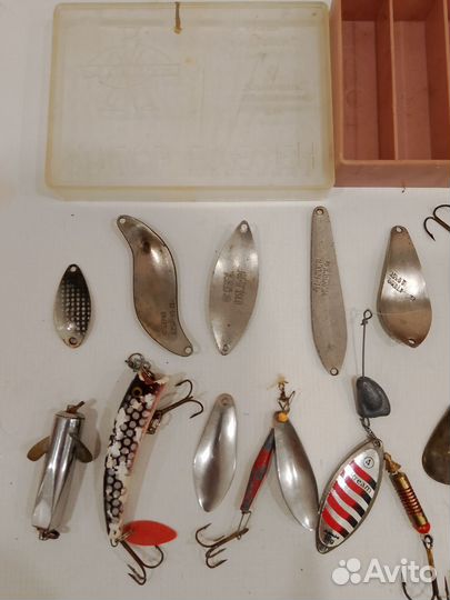 Блесны в коробке рыболовные снасти