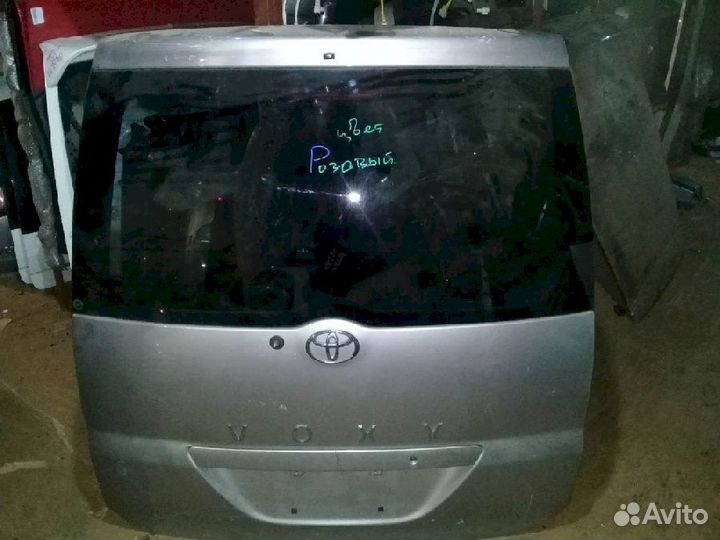 Дверь 5-я (дверь багажника) Toyota Voxy AZR65 розо