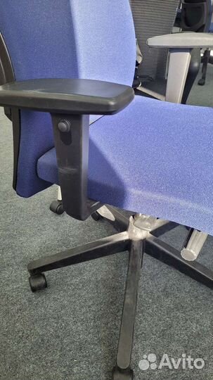 Офисный стул синий