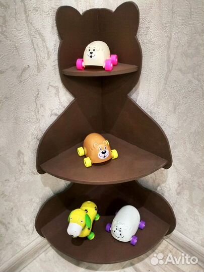 Небольшой угловой стеллаж полка