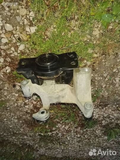 Подушка опора крепления двигателя Nissan Qashqai