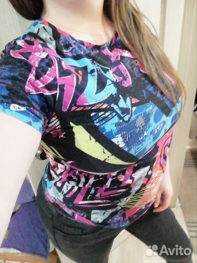 Джинсы изумрудные с футболкой в подарок магнитик