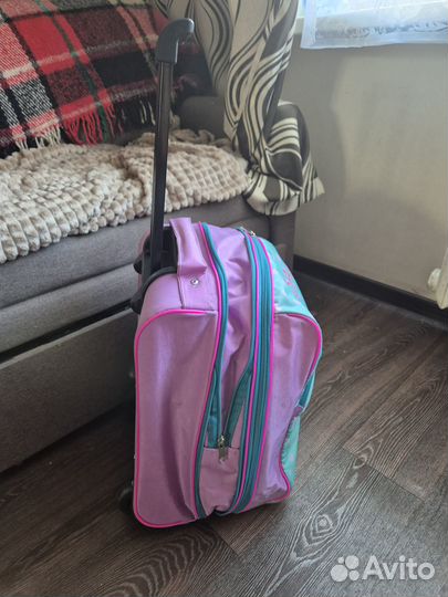 Чемодан для девочки на колесах