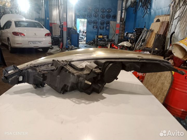 Фара правая(галоген) Peugeot 207