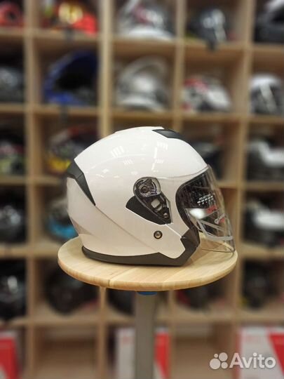 Белый открытый шлем с очками