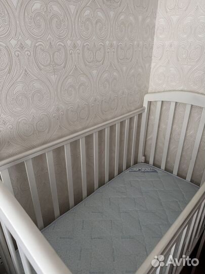 Детская кроватка с маятником белая