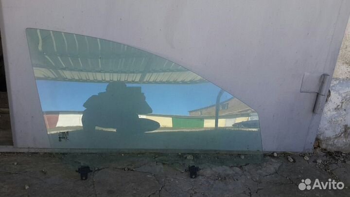 Переднее боковое правое стекло Киа Церато2