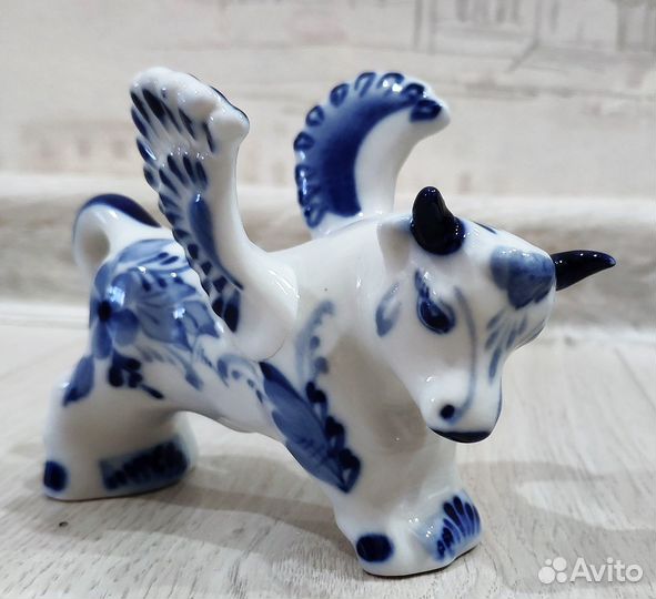 Посуда и фигурки гжель