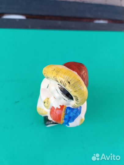 Фарфоровая статуэтка Девочка Якутка с мячом