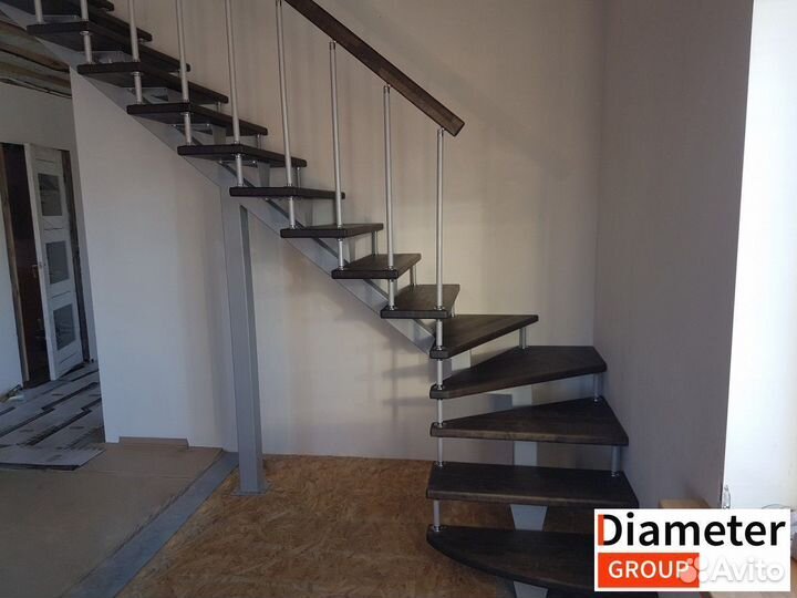 Солидная лестница с ограждением