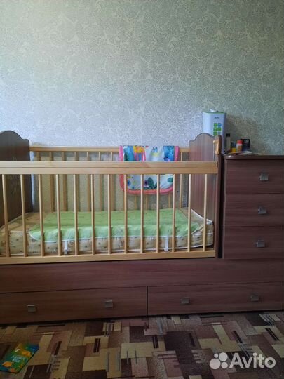 Детская кроватка с маятником и ящиком