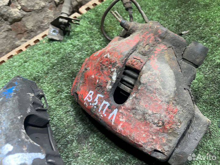 Суппорт передний Ауди А6 C5 Пассат B5 левый правый